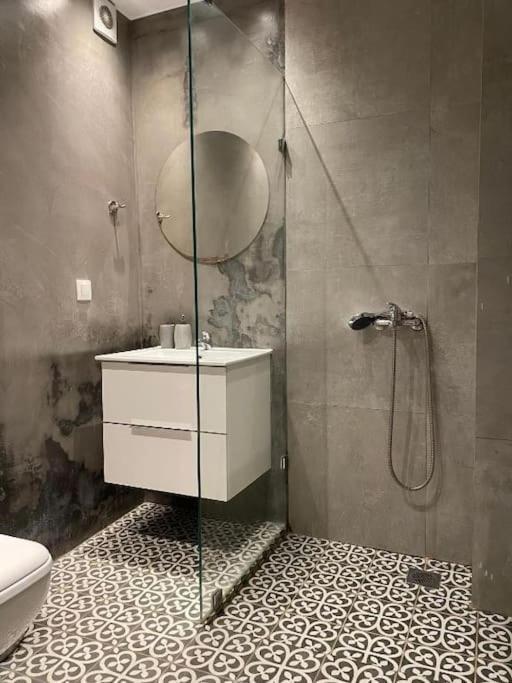 A Place 4U No10 - Garden-Level Getaway 2 Bedroom 2 Bathroom Apartment With Yard أثينا المظهر الخارجي الصورة